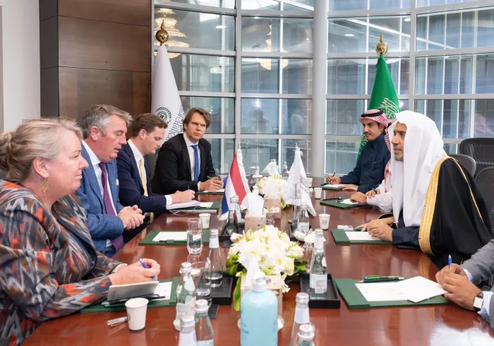 جناب دبیر کل و رئیس هيئت علمای مسلمان جناب دکتر شیخ محمد العیسی در دفتر خود در رياض از جناب سفیر هلند در پادشاهی عربستان سعودی و سفیر هلند در افغانستان استقبال کرد.