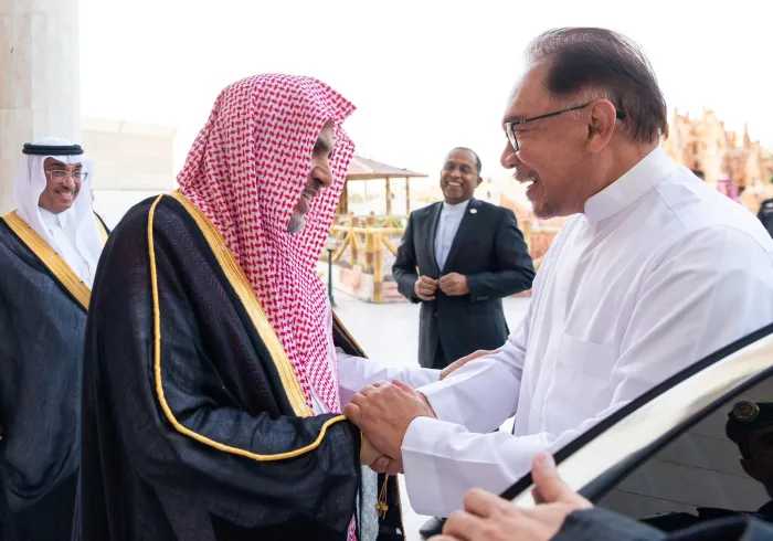 در منزل این بزرگوار در مکه: د.محمد العیسی در‌ منزلش با جناب نخست وزیر کشور مالزی سید انور ابراهیم دیدار نمود.