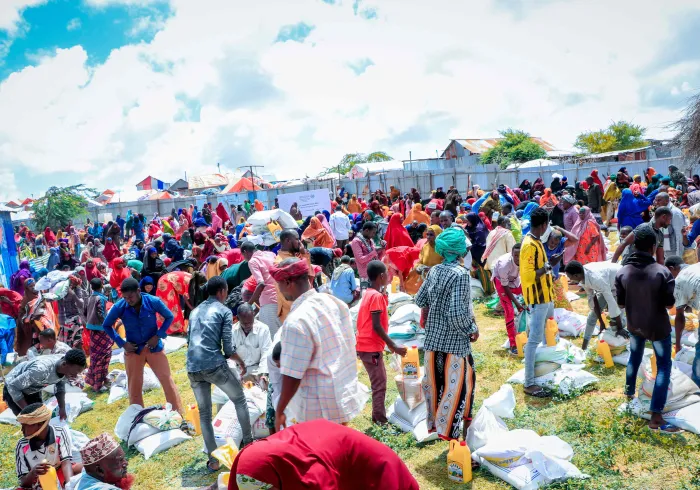 Pour faire face à la sécheresse en Somalie : une distribution de nourriture et de réservoirs d’eau est assurée pour la consommation et l’irrigation dans le cadre du plan exécutif de la LIM contre la famine dans les zones les plus touchées par la sécheresse.