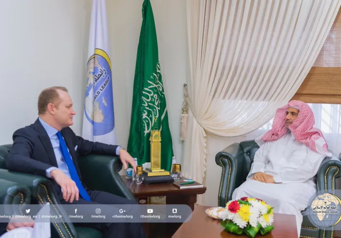 Le SG rencontrant le Directeur de la section politique de l'Ambassade américaine à Ryadh, M. John Godfrey, et la délégation l'accompagnant.