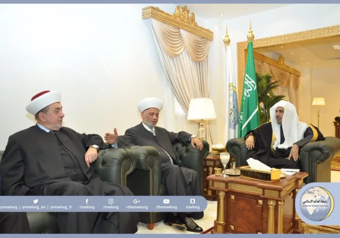 معالي الأمين مستقبلاً سماحة مفتي لبنان، وجمعاً من العلماء اللبنانيين، اللذين يزورون المملكة بدعوة من الرابطة