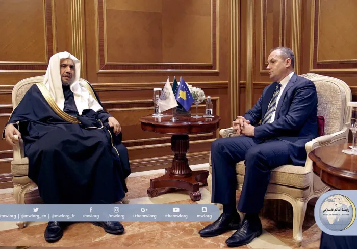 Le SG s'entretenant dans la capitale Pristina avec le Ministre des Affaires Étrangères de la République du Kosovo M. Enver Hoxhaj. 