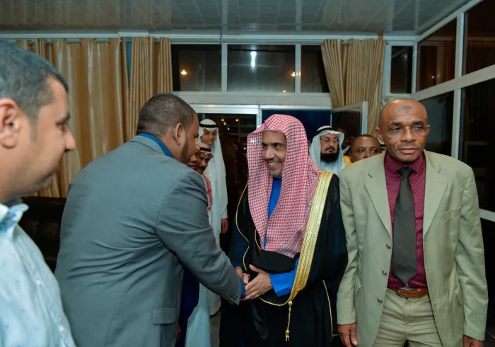 ‏معالي أمين عام ⁧رابطة العالم الإسلامي⁩ ووفد الرابطة يصلون إلى جمهورية ⁧جزر القمر⁩ ، وكان في استقبالهم بمطار ⁧بروني⁩ الدولي، معالي وزير الدولة للشؤون الخارجية السيد جمعة سيد عبدالله ، فيما أقام معالي وزير الخارجية بحضور معالي وزير الدفاع ورئيس ديوان الرئاسة مأدبة عشاء تكريماً للوفد.