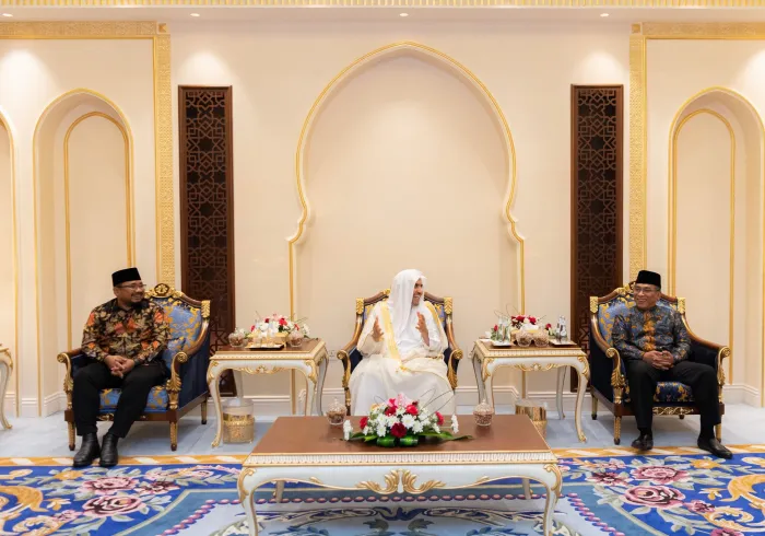 ڈاکٹر محمد العيسى نے مکہ مکرمہ میں رابطہ کے مرکزی دفتر میں وزیر مذہبی امور،انڈونیشیا جناب ياقوت خليل قوماس اور شیخ یحيی خلیل،صدر جمعیت نہضۃ العلماء جس کے 120ملین ارکین ہیں،کا استقبال کیا