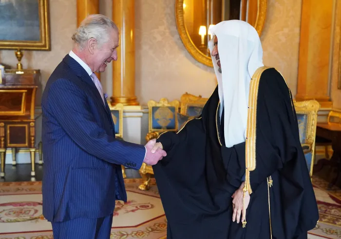 برطانوی دار الحکومت کے بکنگھم پیلس میں کسی اسلامی شخصیت کی پہلی بار باضابطہ میزبانی: شاہ چارلس سوم نے رابطہ عالم اسلامی کے سیکرٹری جنرل ڈاکٹر محمد العیسی کا استقبال کیا