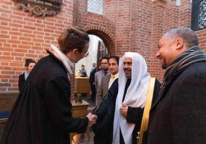 Ce n'est qu'en mettant de côté les préjugés et en s'engageant dans un dialogue respectueux que nous pourrons ouvrir la voie à l’ouverture aux autres et à la compréhension mutuelle. La Charte De La Mecque encourage le dialogue sans distinction de religion.