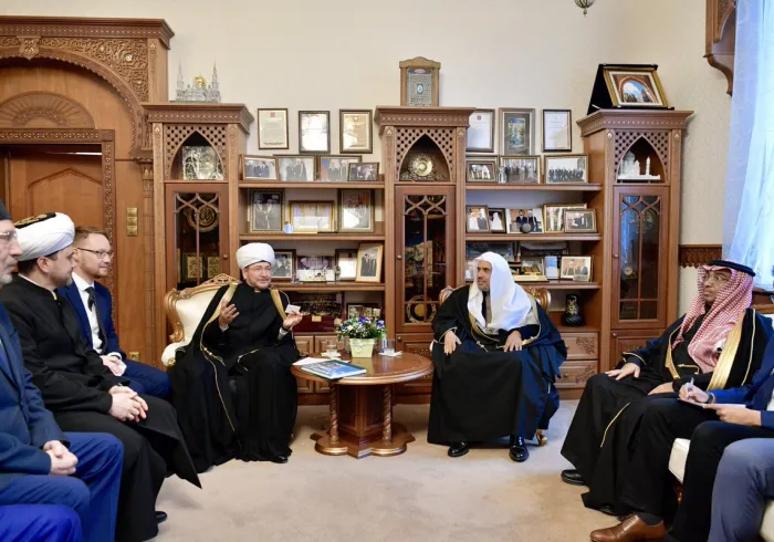 مفتی شیخ راوی عین الدین عزت مآب شیخ ڈاکٹر محمد العیسی کا ماسکو کی جامع مسجد میں استقبال کررہے ہیں