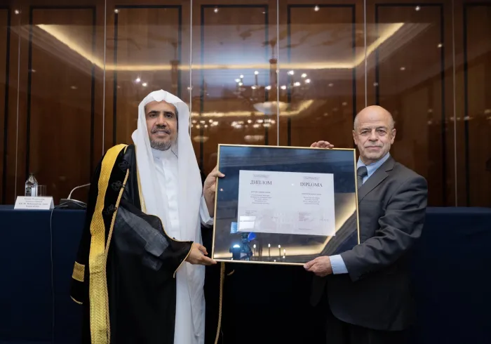 روسی سائنس اکیڈمی کے تابع گورنمنٹ استشراق انسٹی ٹیوٹ نے، ماسکو میں منعقدہ ایک تقریب میں، مسلم دنیا اور روس کے درمیان تعلقات کو مضبوط کرنے کی کوششوں کے اعتراف میں ،شیخ ڈاکٹر محمد العیسی کو اعزازی ڈاکٹریٹ  کی ڈگری سے نوازا۔