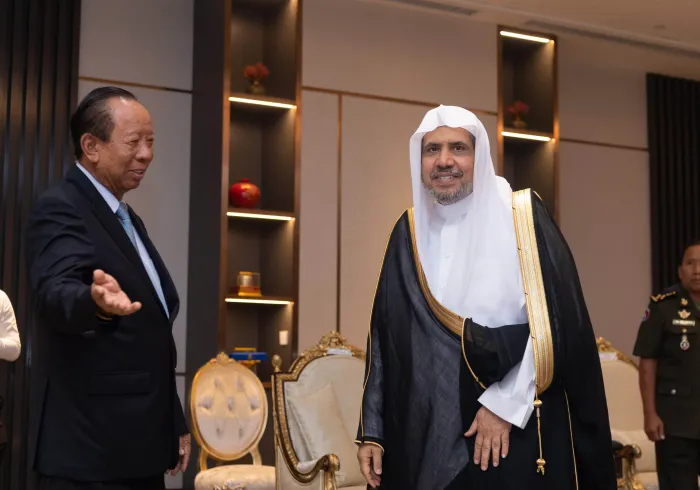 کمبوڈیا کے رہنماؤں سے باضابطہ ملاقات کے سلسلے میں: عزت مآب شیخ ڈاکٹر محمد العیسی نے دار الحکومت پنوم پن میں نائب وزیر اعظم اور وزیر دفاع جناب ٹی بان سے ملاقات کی۔