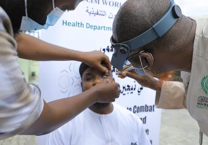 Dans les sociétés pauvres trop de personnes se retrouvent avec une cécité partielle ou totale ; en Afrique la LIM met en œuvre des projets pour lutter contre cela