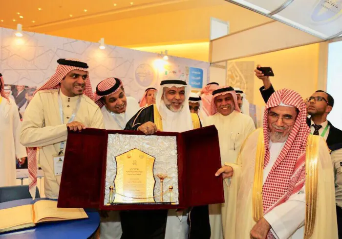 Plusieurs hauts dignitaires Islamiques visitent l'exposition de la Ligue Islamique mondiale en marge de la conférence Islamique des legs