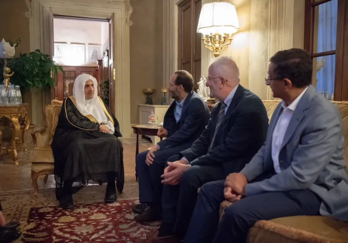 D. Alissa rencontre les dirigeants de l’école internationale Florence pour le dialogue et signe un accord de collaboration