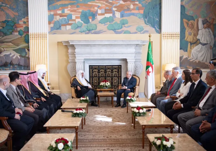 معالي رئيس ⁧مجلس الأمة⁩ الجزائري السيد عبدالقادر بن صالح يستقبل معالي الأمين العام لرابطة العالم الإسلامي 