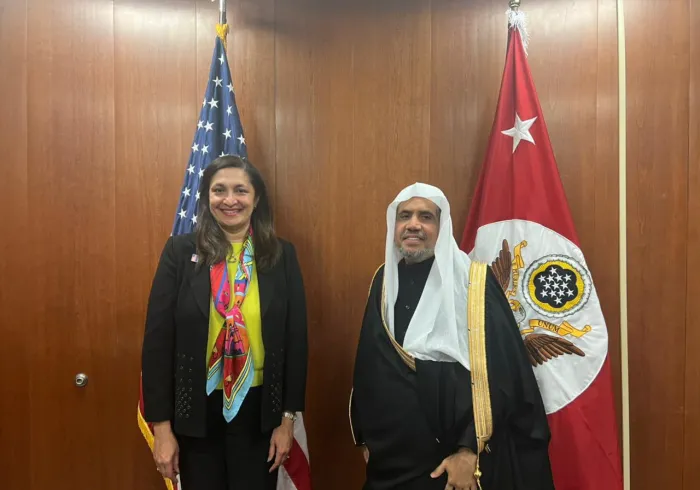 ڈاکٹر محمد العیسی نےامريكہ میں اسلامی قیادت فورم کے افتتاح میں شرکت کے لئے اپنے دورۂ امریکہ کےموقع پر، جمہوریت اورانسانی حقوق کی عہدیدار محترمہ عذرا ضیا سے ملاقات کی