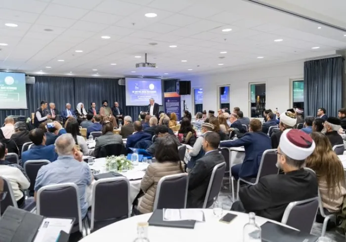 اوسلو کنیسہ کے صدر مائیکل گرٹزمین نے انسانی یکجہتی کے فروغ  پر منعقدہ سمپوزیم سے خطاب کرتے ہوئے مکالمہ کے ذریعے مذہبی امن اور ہم آہنگی کے لئے فعال کردار کی اہمیت پر روشنی ڈالی