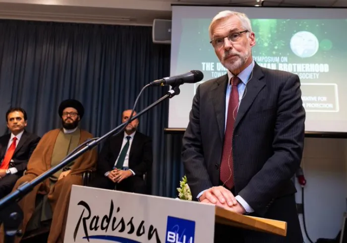 ناروے میں مذہبی آزادی کے خصوصی ایلچی جوسٹین لیرو نے انساانی یکجہتی کے فروغ پر منعقدہ سمپوزیم سے خطاب کرتے ہوئے