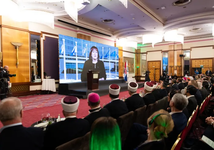 Dans le cadre d’une collaboration unique, la commission européenne s’adresse au congrès de la LIM à Zagreb: “L’Union européenne approuve cette importante initiative qui appelle diverses entités à lutter contre l’intolérance, « la peur de l’Islam », la haine et la violence”.