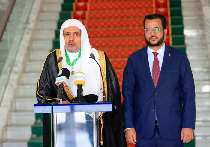Lors d'une cérémonie au Palais Présidentiel  Mohamed Ould Cheikh Ghazouani, Président de la République Islamique de Mauritanie, décerne à Mohammad Alissa la médaille de Commandeur de l'Ordre National du Mérite