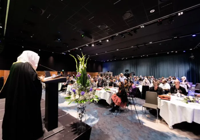 ڈاکٹر العیسی ”کس طرح افراد پُر امن دنیا کی تعمیر میں اپنا زیادہ حصہ ڈال سکتے ہیں“ سے متعلق اظہار خیال کرتے  ہوئے