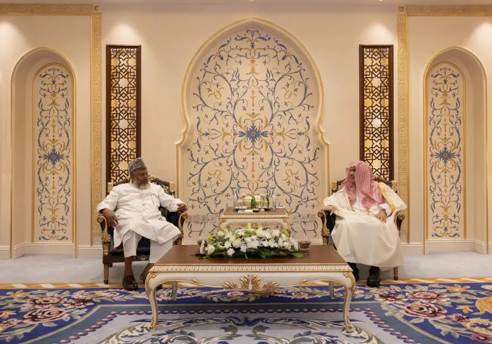 Le Secrétaire Général, Président de l'Organisation des savants musulmans, cheikh Muhammad Alissa a reçu au siège de la Ligue à La Mecque, le président de l'Association Ahl al-Hadith en Inde, cheikh Asghar Ali Imam Mahdi