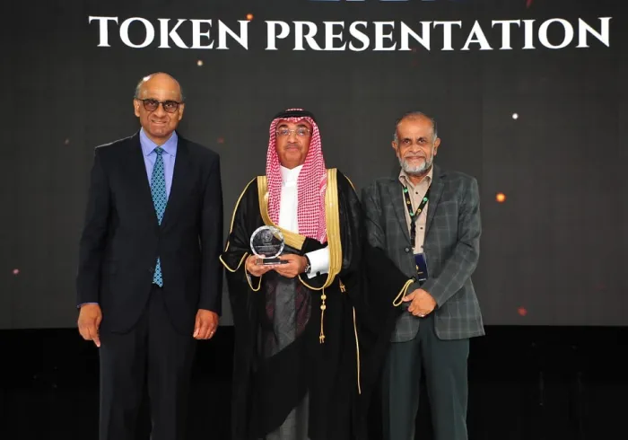 سیکرٹری جنرل رابطہ اور چیئرمین مسلم علماء کونسل شیخ ڈاکٹر ‫محمد العیسی‬ کی نیابت میں: سیکرٹری جنرل کے معاون برائے بین الاقوامی تعلقات اور رابطہ جناب ڈاکٹر محمد المجدوعی سنگاپور میں جمعیت الدعوۃ کی جانب سے منعقدہ اعزازی تقریب میں رابطہ عالم اسلامی کی نمائن