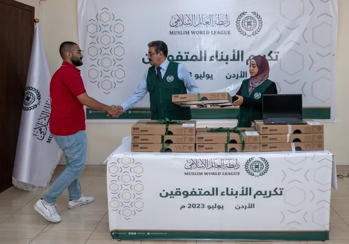 ‏تحتضن ⁧‫رابطة العالم الإسلامي‬⁩ عشرات الآلاف من الأيتام حول العالم، وتُعنىٰ بمختلف شؤونهم الصحية والتعليمية والتربوية، كما تركِّز على تدريبهم وتأهيلهم لسُوق العمل وخدمة أوطانهم