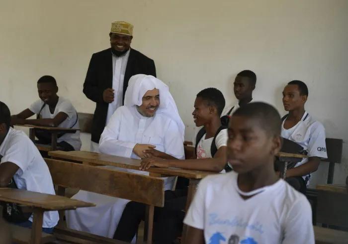 تُولِي ⁧‫رابطة العالم الإسلامي‬⁩ اهتمامًا بالمعلِّم؛ لإسهامه الوازن والمؤثر في تكوين الأجيال