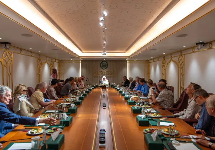 استقبل معالي الأمين العام، رئيس هيئة علماء المسلمين، فضيلة الشيخ د.⁧‫محمد العيسى‬⁩ ‬⁩ في مكتبه في الرياض، وفدًا أكاديمياً من خريجي جامعة هارفارد، برئاسة السفير الأمريكي السابق لدى أفغانستان، الجنرال كارل ايكنبيري