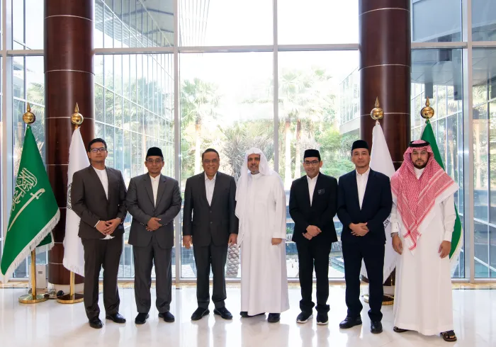 Yang Mulia Sekretaris Jenderal LMD, Ketua Asosiasi Ulama Muslim, Syekh Dr. Mohammed Al-Issa  , menerima Waketum Dewan Masjid Indonesia, Wakil Presiden Dunia Melayu Dunia Islam,