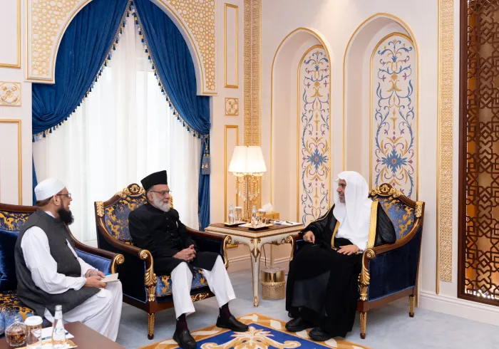 Yang Mulia Sekretaris Jenderal LMD, Ketua Asosiasi Ulama Muslim, Syekh Dr. Mohammed Al-Iss     bertemu dengan Yang Mulia Imam Besar, Imam dan Khatib Masjid Agung di New Delhi, Syekh Syed ahmed bukhari