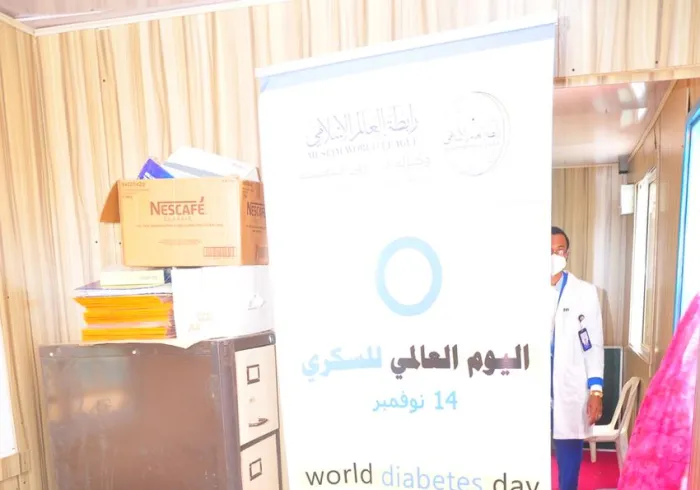 La Ligue Islamique Mondiale a organisé des examens de santé gratuits et des formations pour le personnel médical dans  différents hôpitaux.