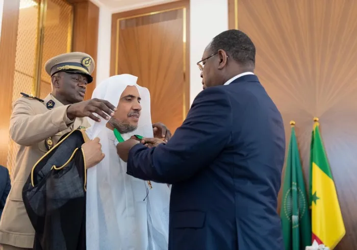 الرئيس السنغالي يقلد الشيخ العيسى وسام الدولة الأكبر.