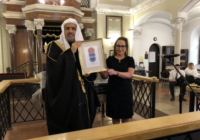 At AJCGlolbal a reçu Mohammad AlIssa à la synagogue Nozyk,  en Pologne, et a souligné l'importance de son action en faveur de la fraternité entre les religions et l'ouverture à l'autre.