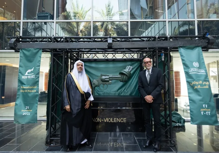 La LlM, les NU et une délégation suédoise célèbrent le symbole du « pistolet noué" au sous-siège de la LIM à Riyad, à l'occasion du Peace Day