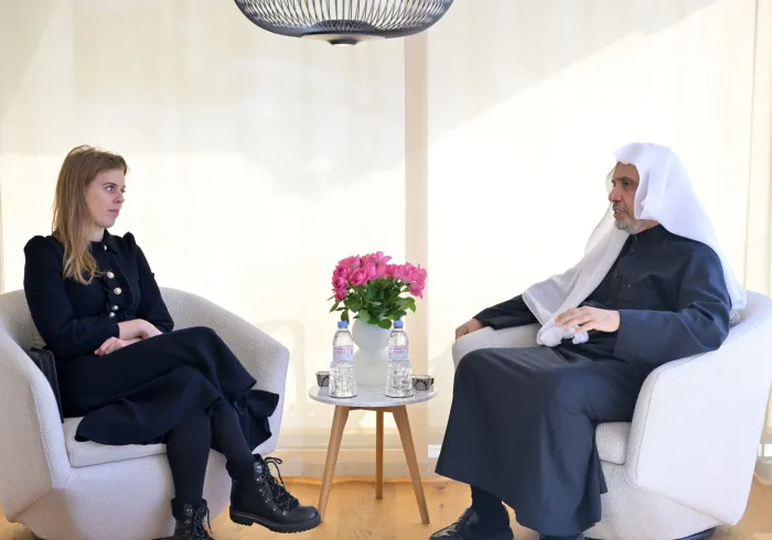 El Secretario General, Sheij Mohammed Al-Issa, recibió, en su lugar de residencia, a Su Alteza Real británica la princesa Beatriz de York