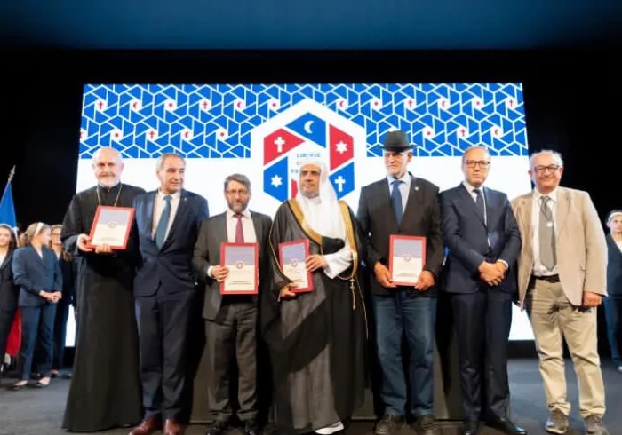 La LIM s’investit fortement dans l’ouverture aux autres et la cohésion entre les peuples du monde entier.  Elle lance de nombreux programmes et initiatives à travers le monde pour rassembler dans un esprit de dialogue et de compréhension.