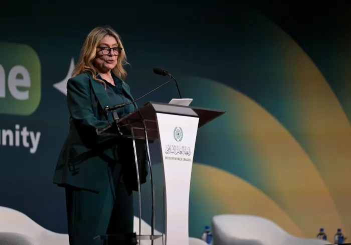 معالي السيدة إيفون أباكي، الوزيرة والدبلوماسية الأكوادورية المرشحة لشغل منصب الأمين العام للأمم المتحدة، ملقيةً كلمتها في الجلسة الافتتاحية لفعالية الرابطة :"الذكاء الاصطناعي للجميع بمحاورها المتعددة"