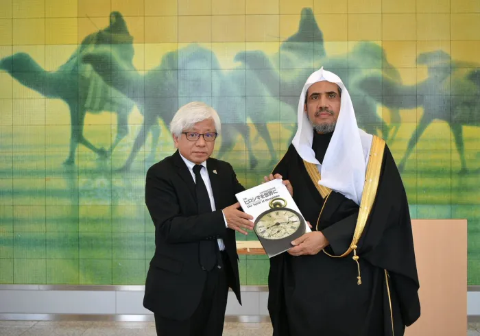 Dr Alissa's visit, praises his peaceful & human feeling, gives him as a gift a book detailing nuclear bombing's consequences