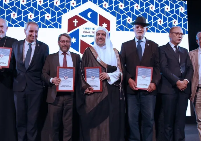 Selon la Charte De La Mecque, le pluralisme culturel et religieux doit être valorisé. La LIM encourage la compréhension et le respect mutuels par le dialogue interconvictionnel.