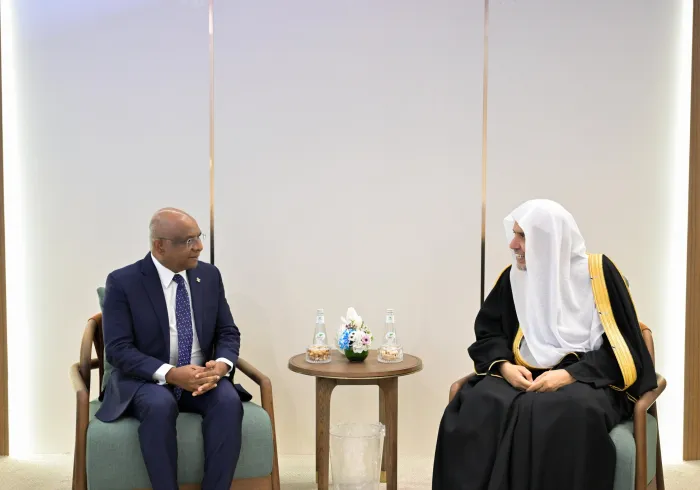 El Sheij Mohammed Alissa se reunió en Riad con el ex Presidente de la Asamblea General de las Naciones Unidas y activista internacional en el ámbito islámico y humanitario, el Sr. Abdulla Shahid