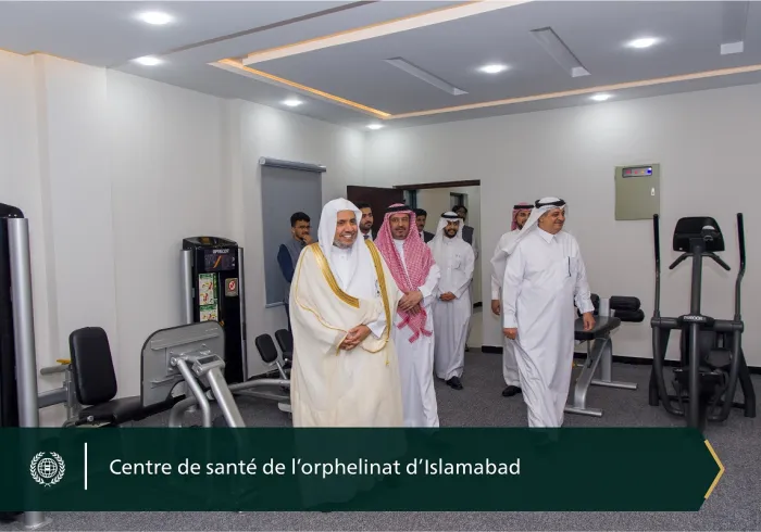 Photo de la célébration de cheikh  Mohammed Al-Issa, SG de la LIM, de la fête de l’Aïd El Fitr à l’orphelinat Ali bin Abi Talib au Pakistan qui compte près de 4600 orphelins :