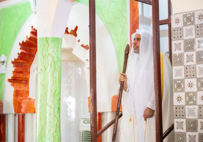 Hoy, durante el sermón del viernes en Nuakchot, precedido por una gran recepción académica: el Sheij Mohammed Alissa pronunció el sermón y dirigió la oración en presencia de altos responsables religiosos y numerosos fieles.