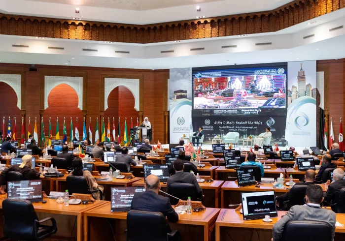 Sur la plateforme de l’ISESCO en présence d’une élite de scientifiques et d’intellectuels : 