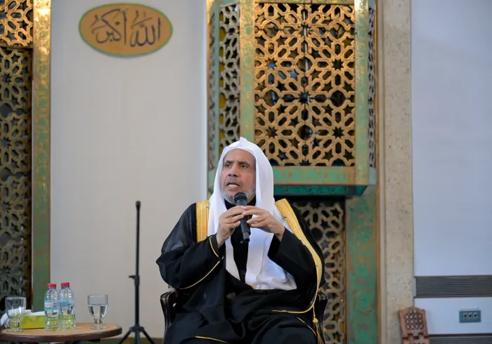 Pusat Islam di ibu kota Britania Raya, "London", mengadMohammedAlissa, dengan para pemimpin Islam di seluruh Britania Raya. Dalam pertemuan tersebut, ditekankan pentingnya mengutamakan logika hikmah dalam perilaku komunitas Muslim terhadap segala situasi, terutama dalam menghadapi provokasi ekstremis yang mengandalkan tindakan dan cara-cara pemicu konflik.