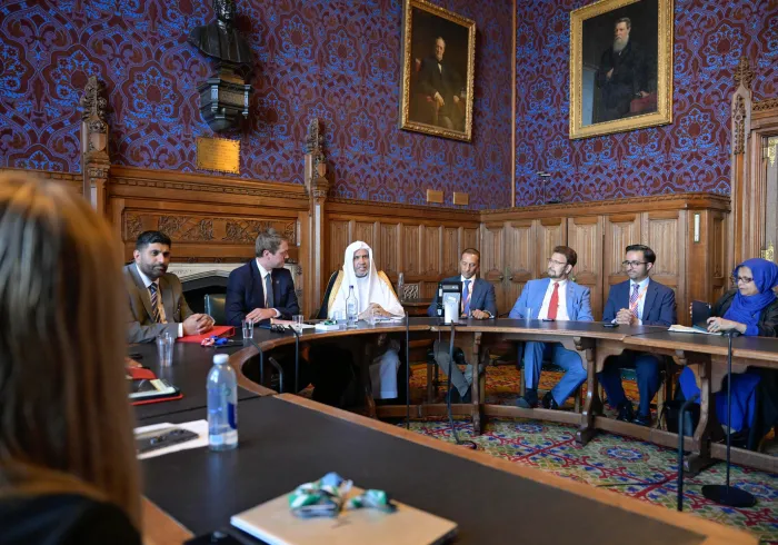 Pertemuan Pertama Sejenisnya dengan Pimpinan Agama Islam:  Ketua dan Pimpinan Parlemen Inggris Menyambut Yang Mulia Sekretaris Jenderal Liga Muslim Dunia