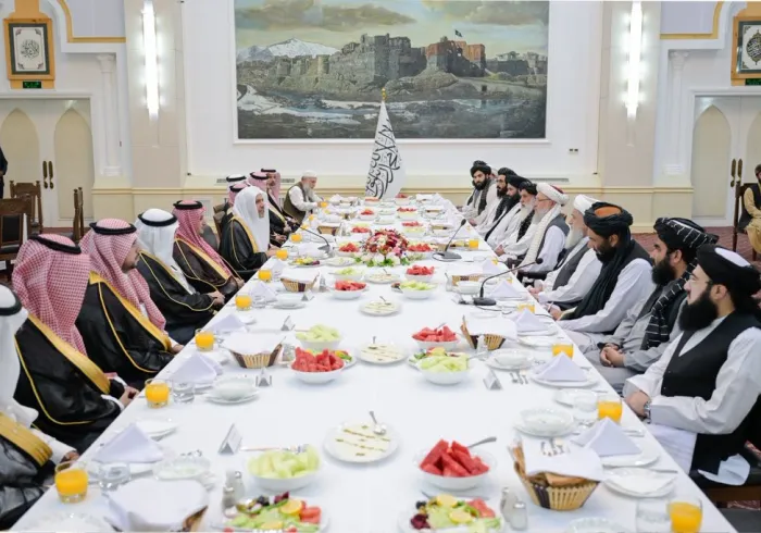 افغانستان کے ممتاز علماء کی موجودگی میں… اور وسیع ومفید تبادلہ خیال کے ماحول میں، جس کے دوران رابطہ عالم اسلامی کے مؤثر کردار اور اس پر قائم بھرپور اعتماد کو سراہا گیا: