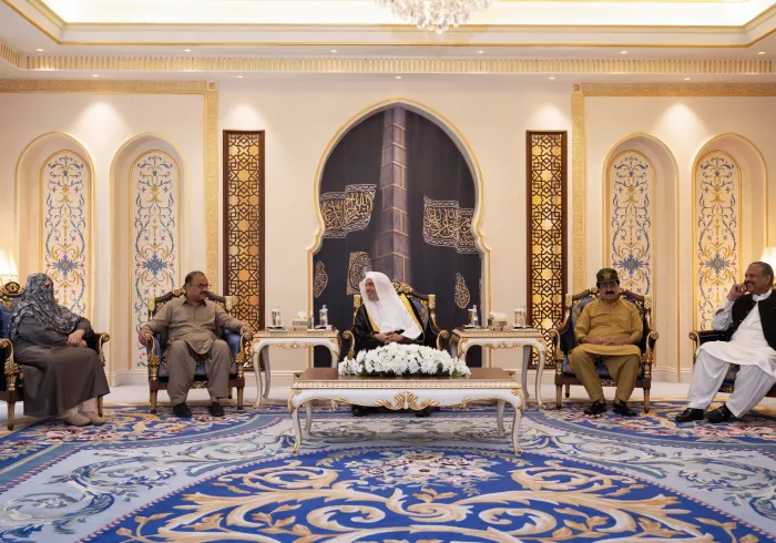 Yang Mulia Sekretaris Jenderal LMD, Ketua Organisasi Ulama Muslim, Syekh Dr. Mohammed Alissa , menerima kunjungan delegasi parlemen tingkat tinggi yang mewakili berbagai partai di Majelis Nasional Pakistan (Parlemen)