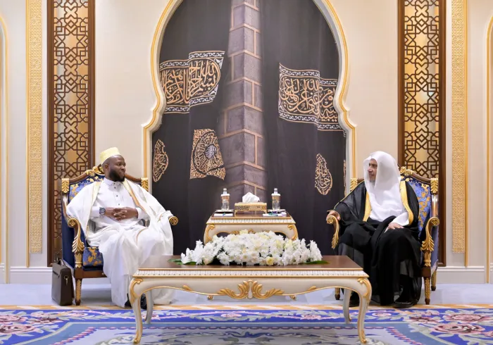 Yang Mulia Sekretaris Jenderal LMD, Ketua Organisasi Ulama Muslim, Syekh Dr. Mohammed Alissa , menerima kunjungan Yang Mulia Imam Besar Urusan Islam, Mufti Agung Republik Burundi