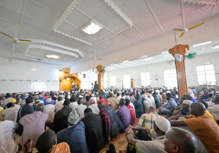 د.العيسى يخطب ويؤمّ المصلين في الجامع الكبير في رواندا