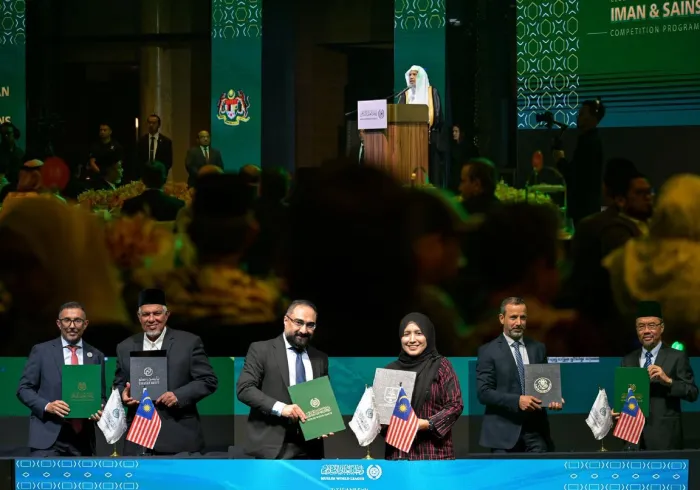 Siang hari ini di Ibu Kota Malaysia, dengan dihadiri para ulama internasional, tokoh kementerian, dan para rektor universitas